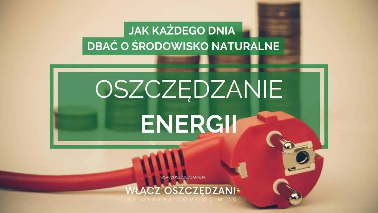 Wtyczka elektryczna i stosy monet symbolizują oszczędzanie energii. Tekst zachęca do codziennej troski o środowisko naturalne.