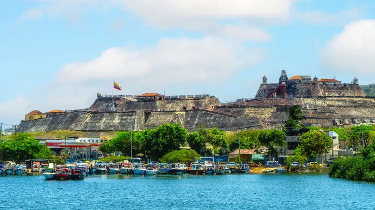 Zamek Castillo San Felipe de Barajas w Cartagena de Indias góruje nad zatoką pełną łodzi.