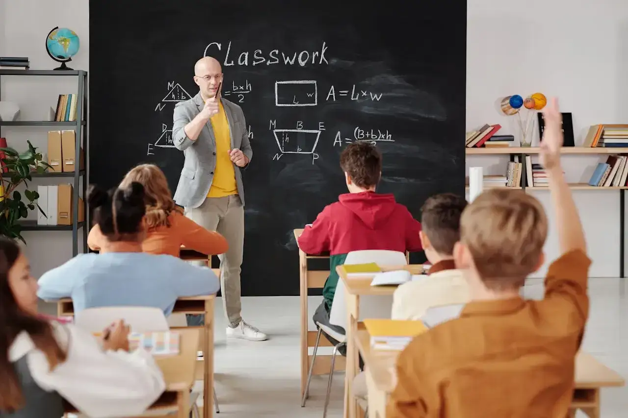 Nauczyciel tłumaczy matematykę, a uczeń podnosi rękę. Ciekawe, ile zarabia nauczyciel za taką pracę?