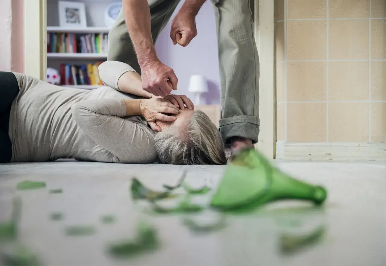 Syndrom Otella: Alkoholizm, urojenia, przemoc. Jak się chronić?