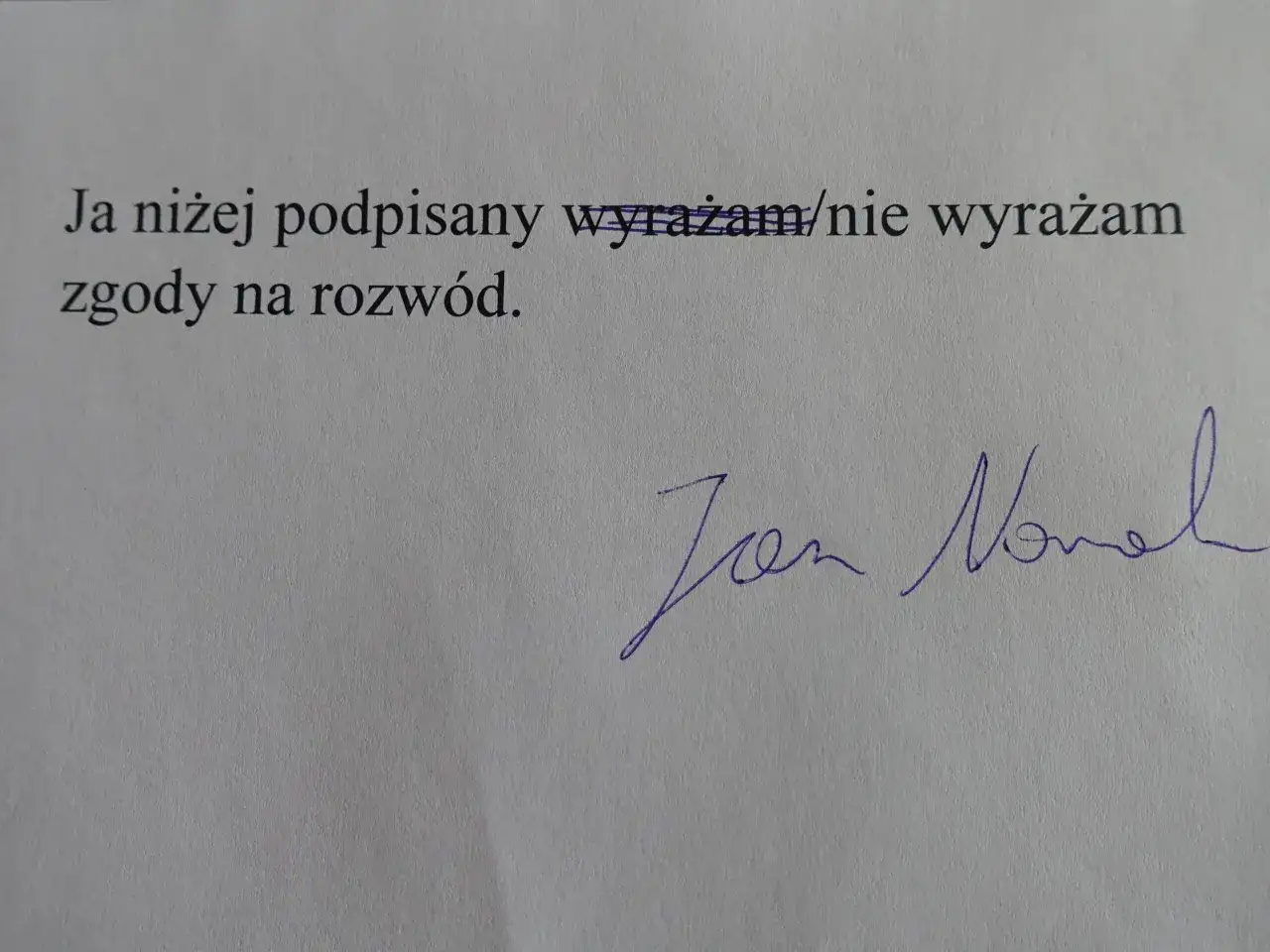 Podpis pod tekstem "Ja niżej podpisany wyrażam/nie wyrażam zgody na rozwód." - to ważny krok, gdy zastanawiasz się, jak złożyć pozew rozwodowy.