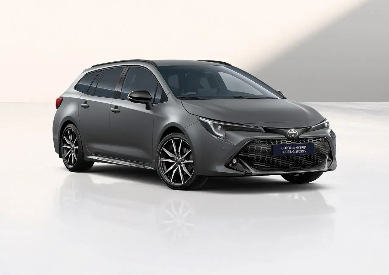Szary Toyota Corolla Hybrid Touring Sports – jeden z najbardziej opłacalnych nowych samochodów, idealny na rodzinne podróże.