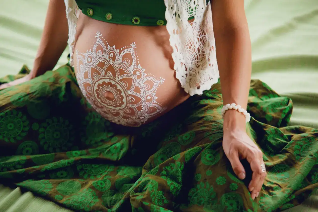Henna: Gdzie kupić najlepszą do włosów, brwi i mehendi? Poradnik