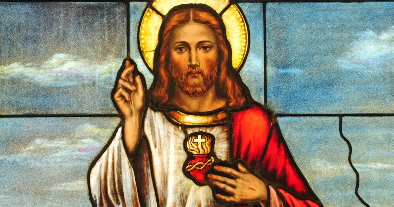 Witraż przedstawiający Jezusa z gorejącym Sercem, symbol głębokiej religii i miłości.