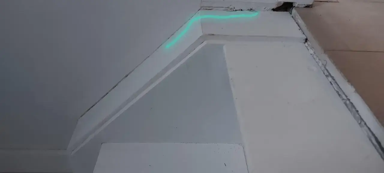 Linia laserowa pokazuje, jak przycinać ćwierćwałki, aby idealnie dopasować je do narożnika.