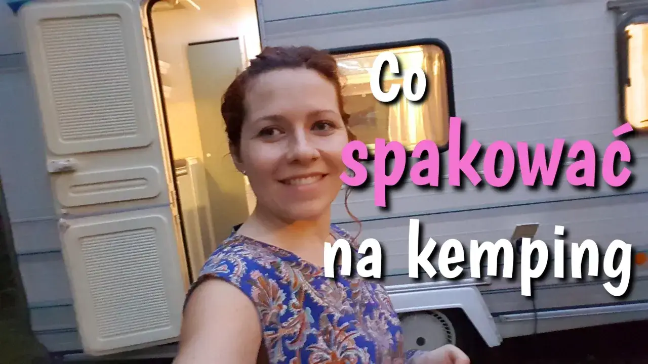 Uśmiechnięta kobieta przed przyczepą kempingową. Tekst: "Co spakować na kemping".