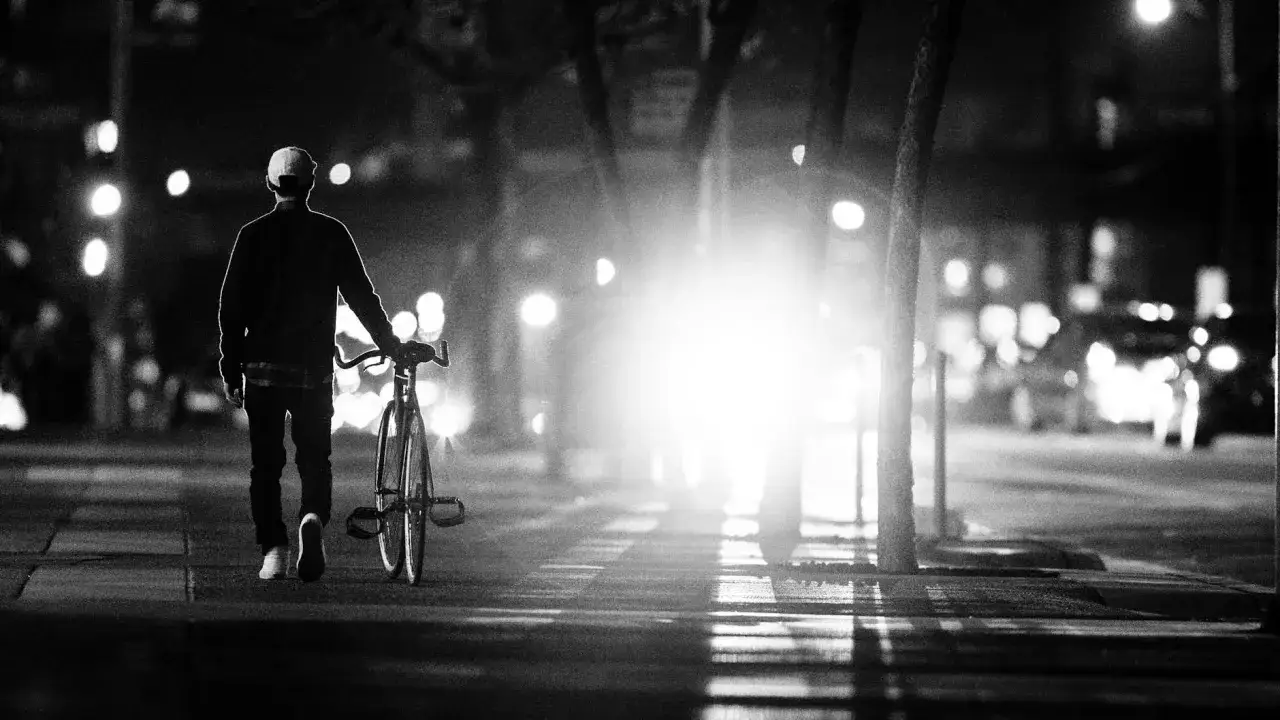 Oświetlenie rowerowe to podstawa bezpiecznej jazdy po zmroku: dowiedz się jak je wybrać!