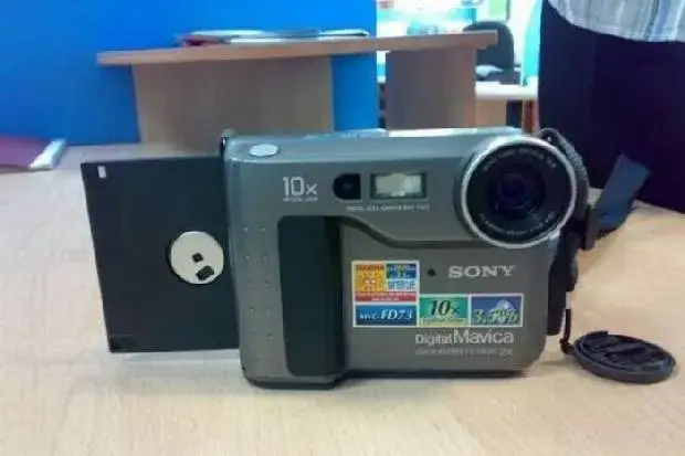 Jak wyglądały pierwsze aparaty fotograficzne? Historia i konstrukcja dawnych modeli