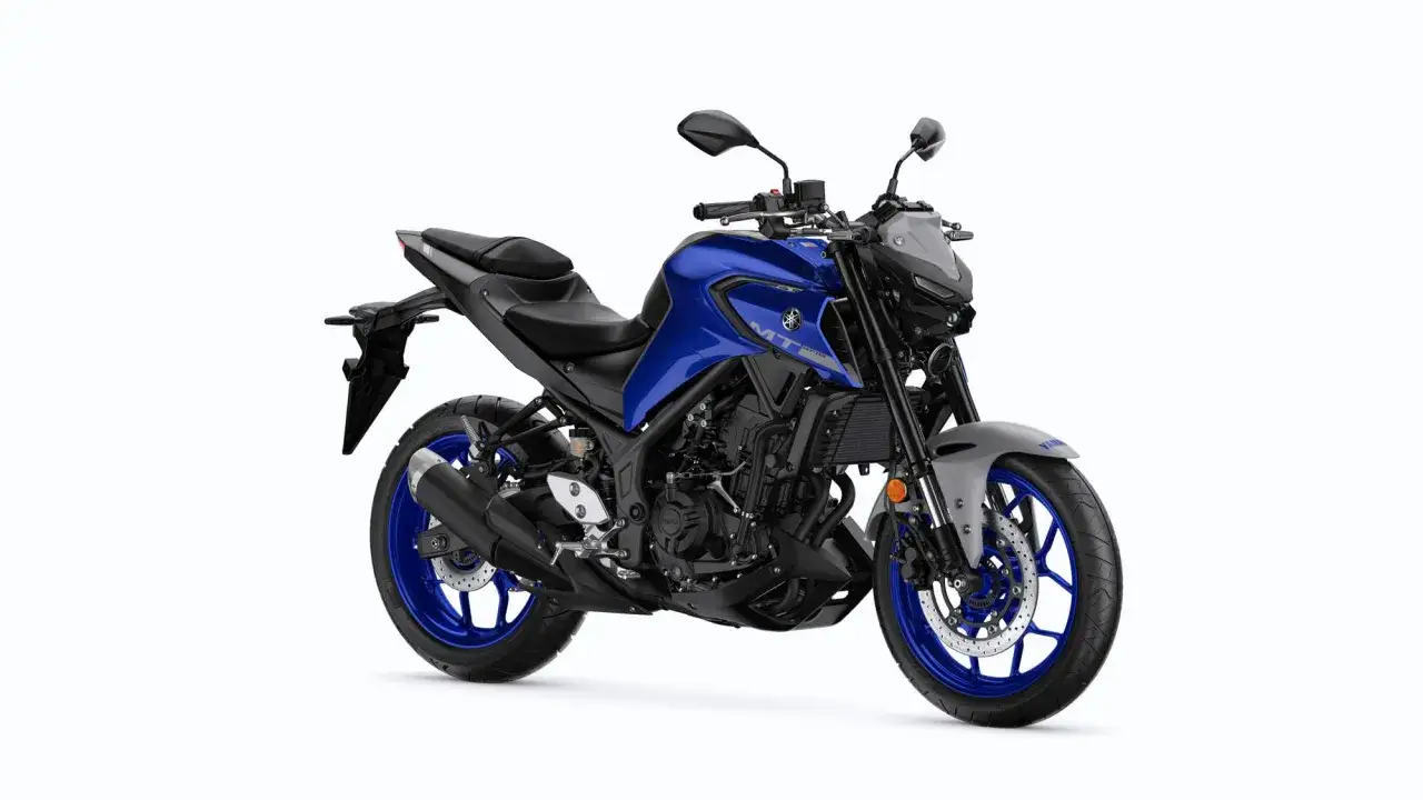 Niebieski motocykl Yamaha MT-03 z czarnymi akcentami i niebieskimi felgami, gotowy na miejskie przygody.