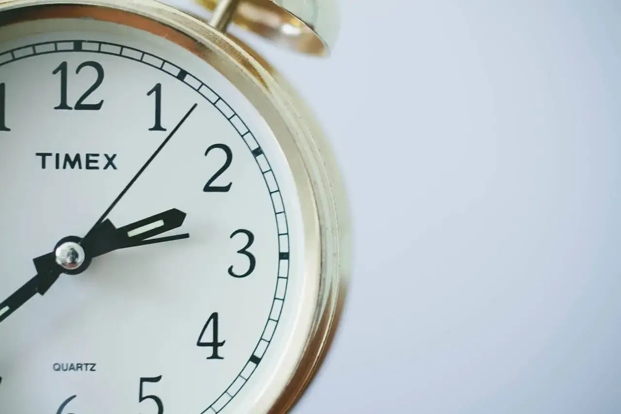 Zegar Timex pokazuje 3:10. Czas na zastanowienie, nadgodziny ile płatne, gdy zegar tyka.