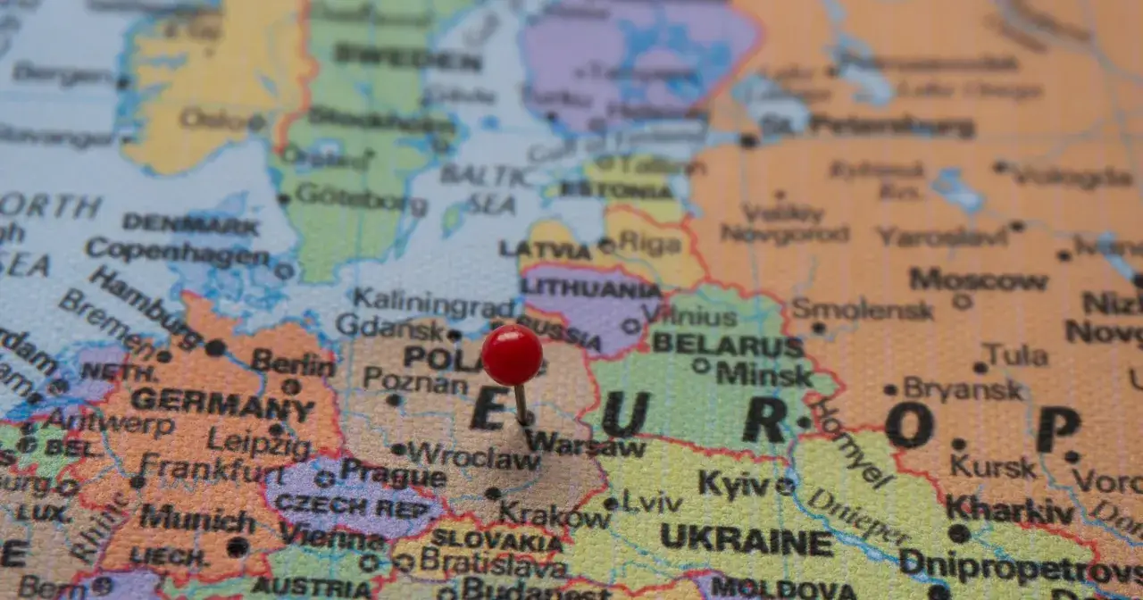 Czerwona pinezka na mapie Europy wskazuje Warszawę. Odległość z Polski do Szwecji w linii prostej jest niewielka, widać Bałtyk.