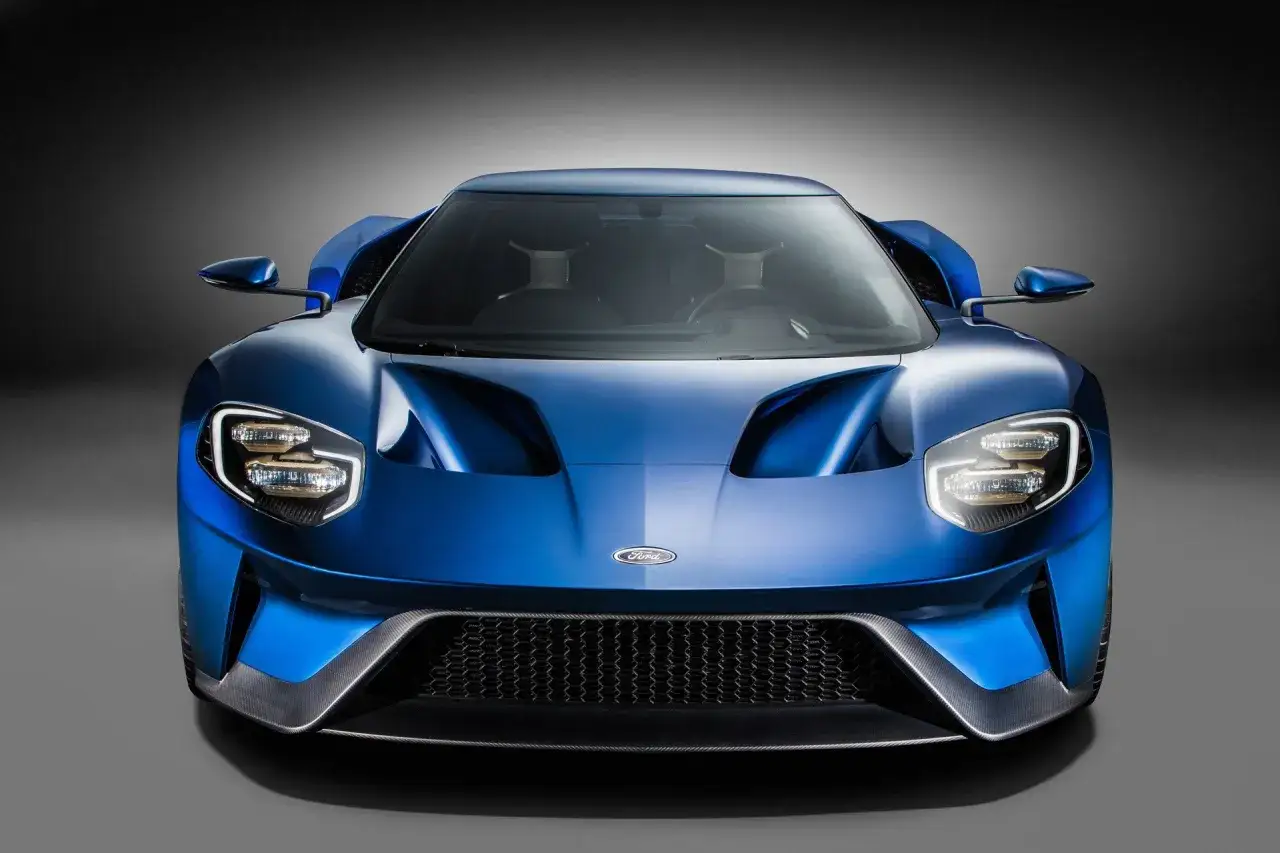 Niebieski Ford GT z bliska, z charakterystycznymi światłami LED i agresywnym grillem.