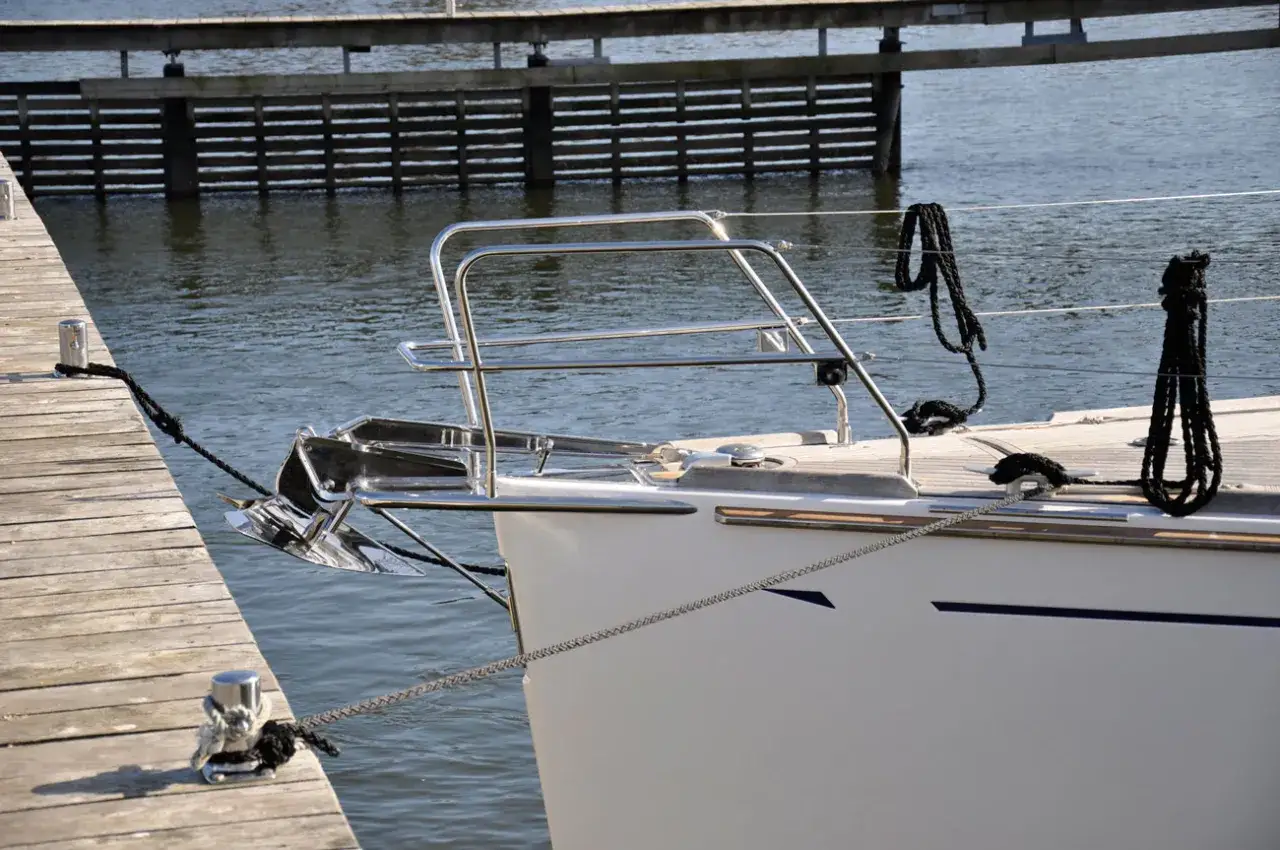 Bugspitze einer Yacht, festgemacht an einem Holzsteg. Niro Petersen genießt die Ruhe am Wasser.