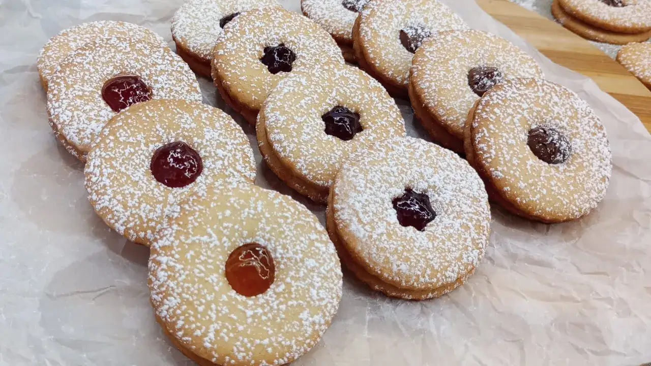 Des sablés garnis de confiture, saupoudrés de sucre glace. La meilleure recette sablés pour un goûter gourmand.