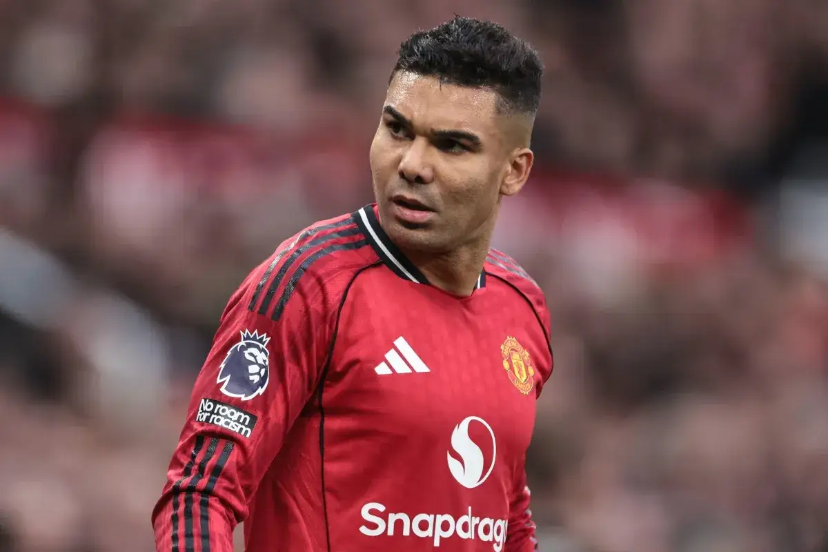 Casemiro w czerwonej koszulce Manchesteru United, symbol udanych manchester united transfery.