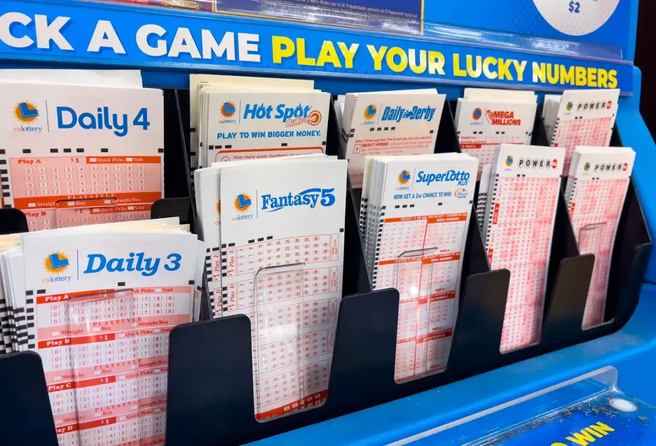 Stojaki z kuponami loteryjnymi: Daily 4, Hot Spot, Daily Derby, Fantasy 5, SuperLotto Plus, Mega Millions, Powerball. Mechanizm organizatorów ubezpieczenia nagrody w loterii polega na tym, że gracze wybierają liczby.
