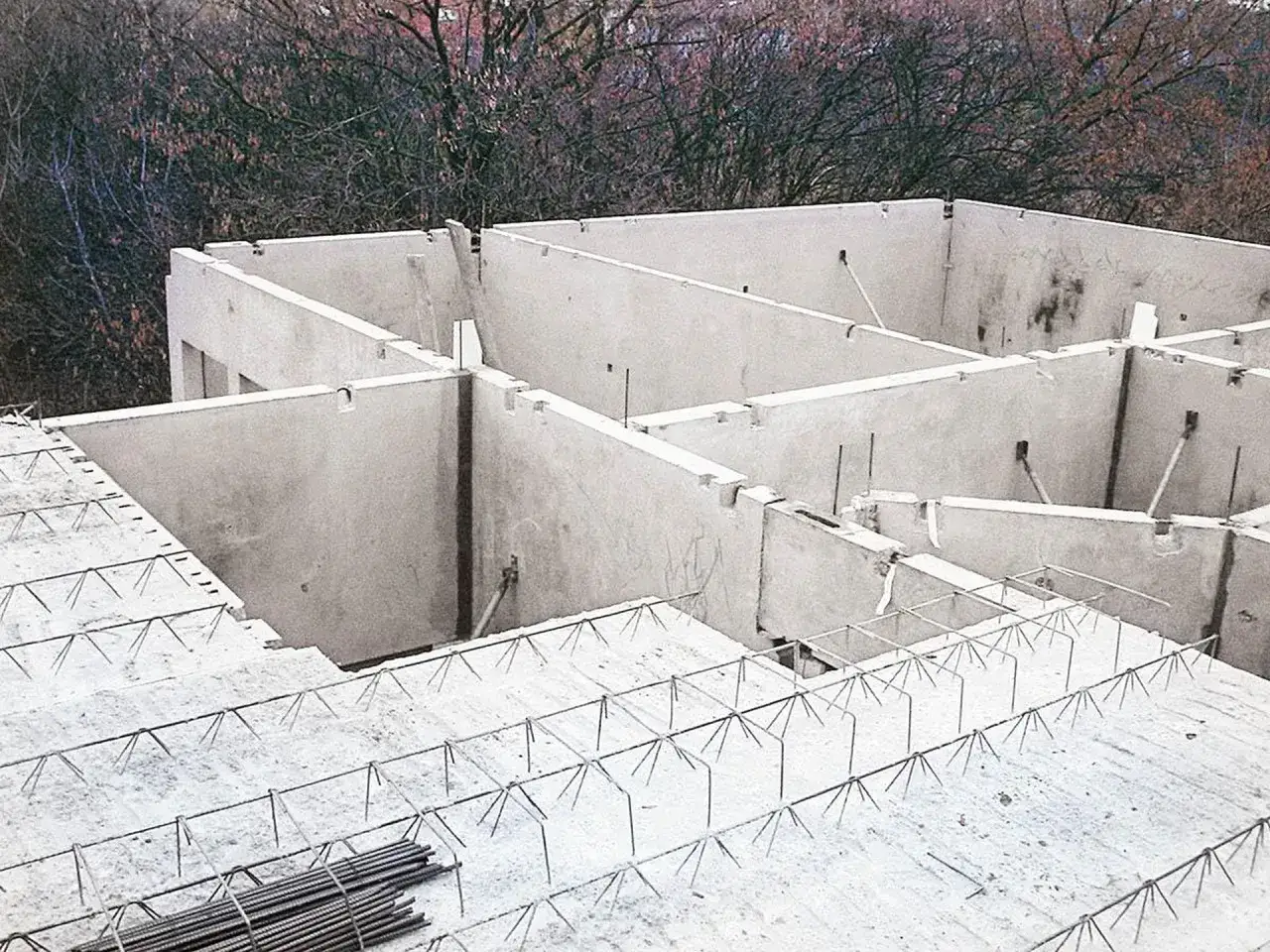 Budowa stropu filigran: betonowe elementy i zbrojenie na placu budowy.