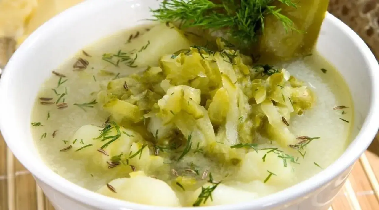Zupa ogórkowa z ziemniakami, koprem i kminkiem. To właśnie kminek i koperek to kluczowe przyprawy do zupy ogórkowej, nadające jej charakterystyczny smak.