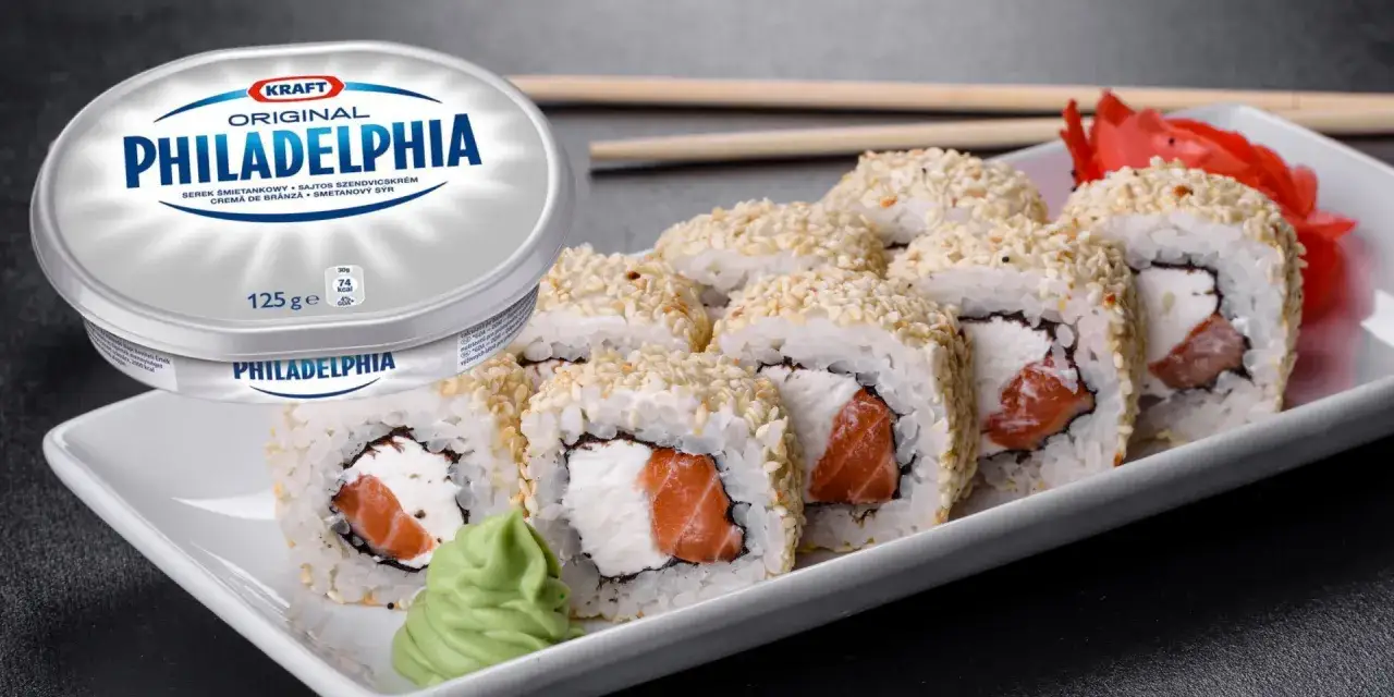 Rolki sushi z łososiem i kremowym serkiem, idealne co zamiast serka Philadelphia. Obok opakowanie serka Philadelphia.
