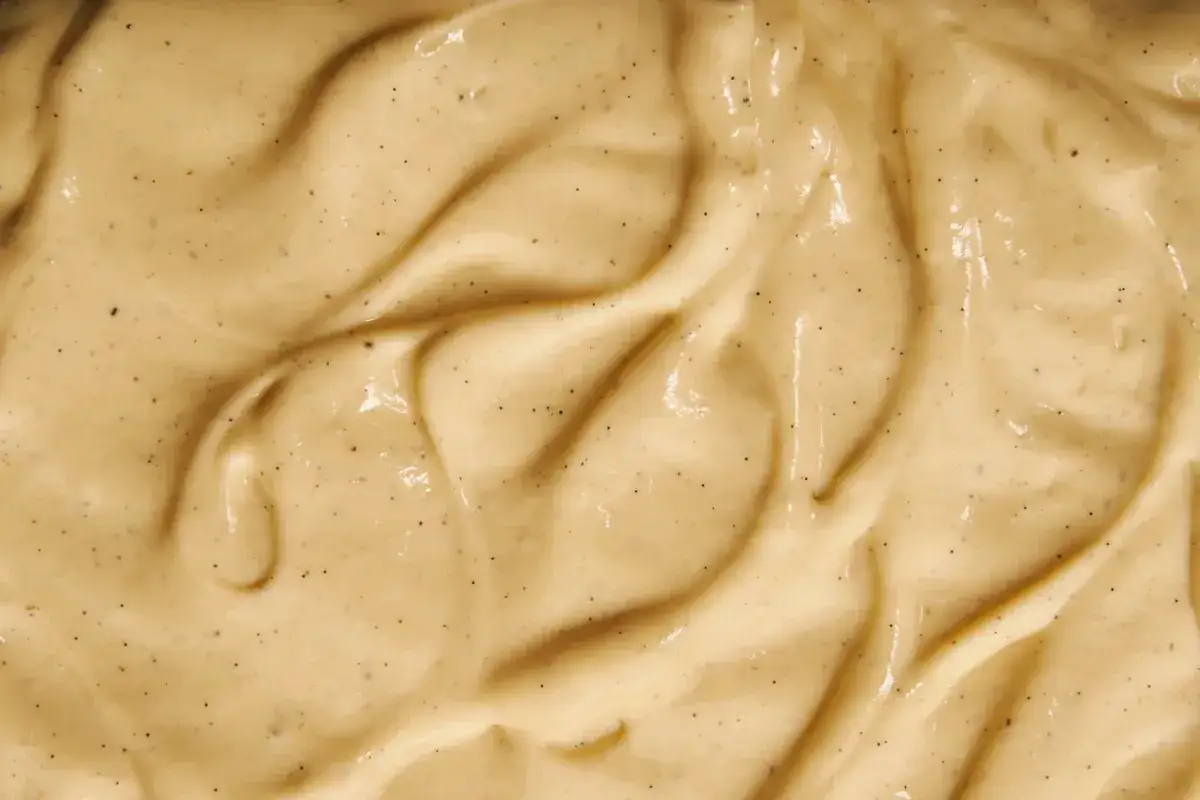 Texture onctueuse de crème pâtissière traditionnelle, parsemée de points de vanille.