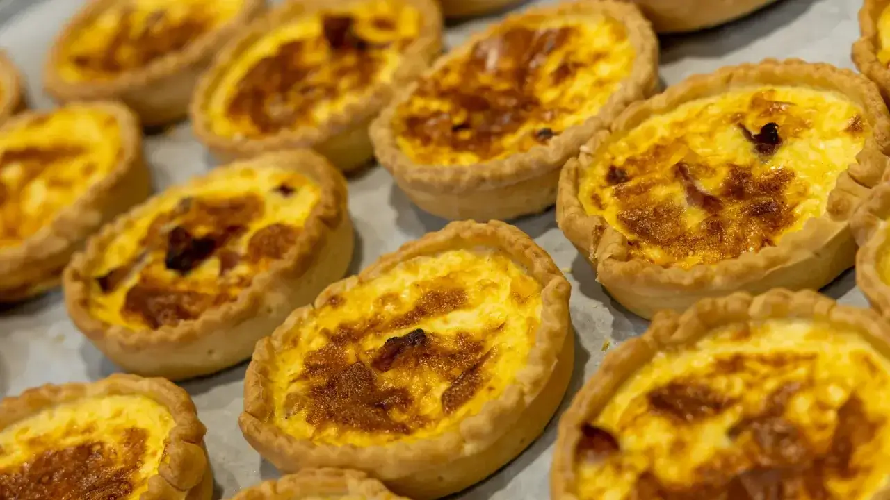 Petites quiches dorées, garnies d'une préparation crémeuse et de lardons. Un délice, une spécialité de Nancy à savourer sans attendre.