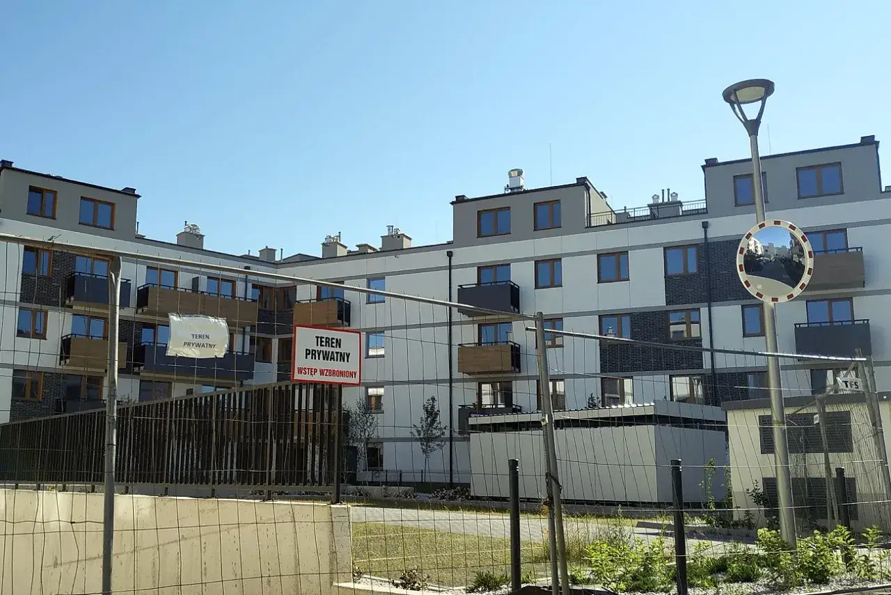 Nowe bloki, ogrodzenie i tabliczki "teren prywatny". Czy to już patodeweloperka?