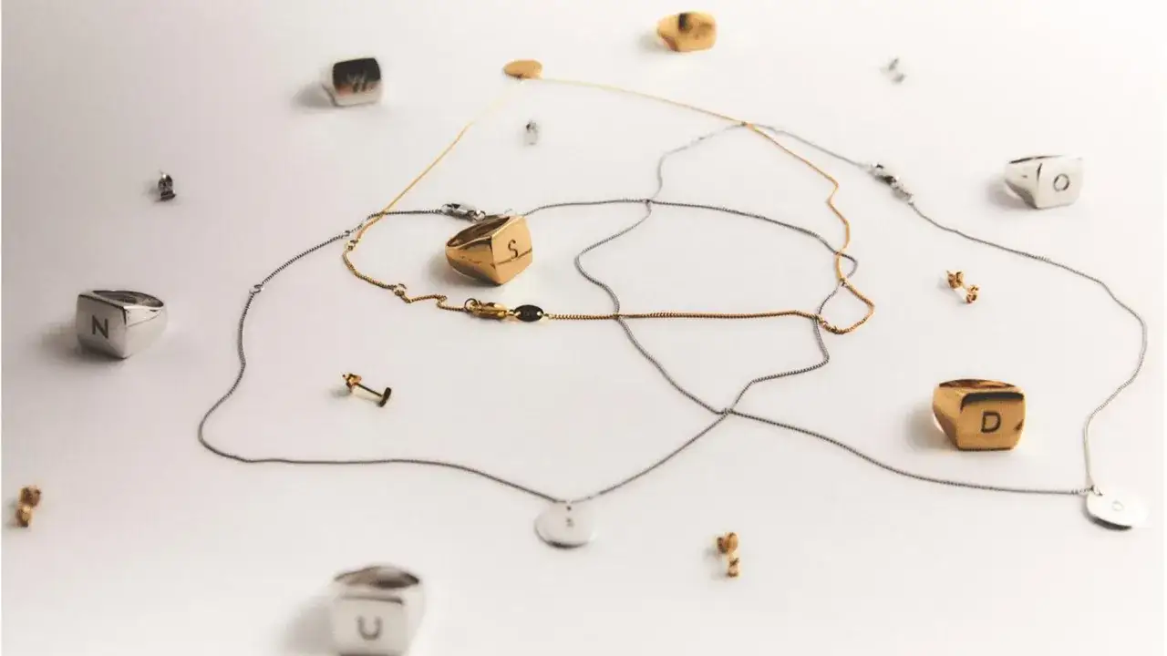 Joyas con letras, como limpiar la plata para que brillen. Anillos y collares dorados y plateados con iniciales.
