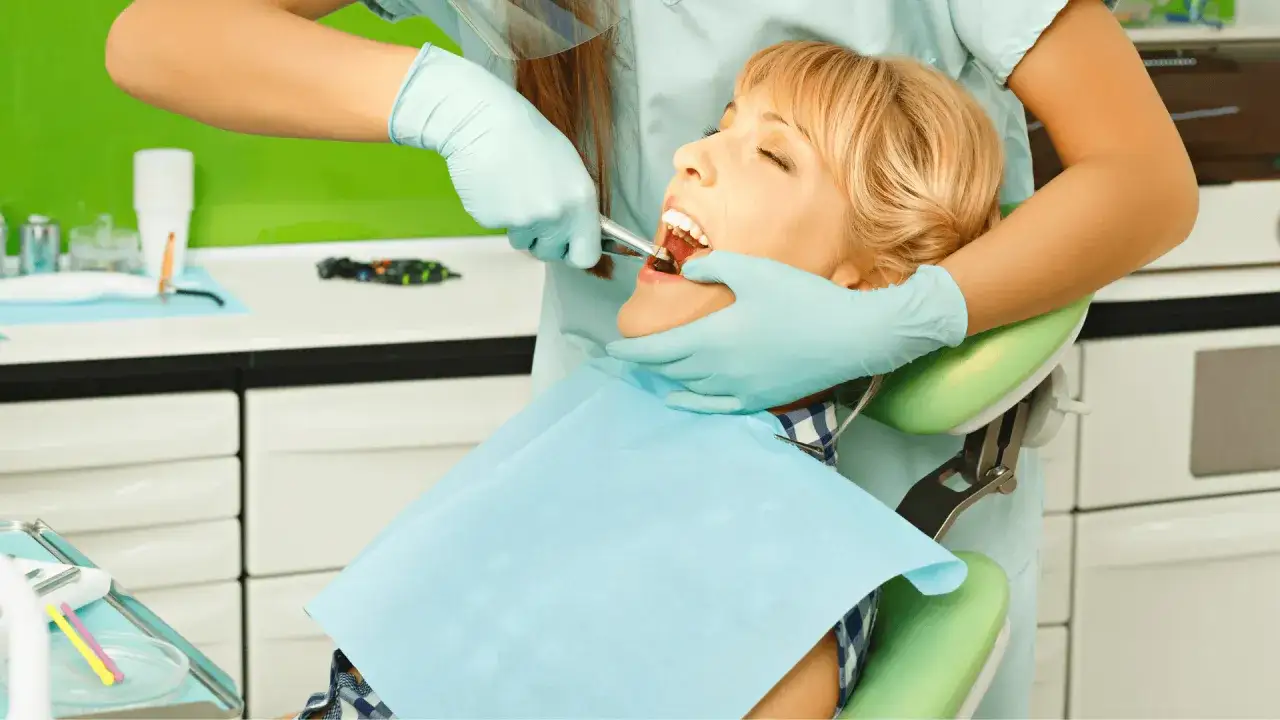 Ekstrakcja zęba krok po kroku: Jak dentysta wyrywa zęba bez bólu?