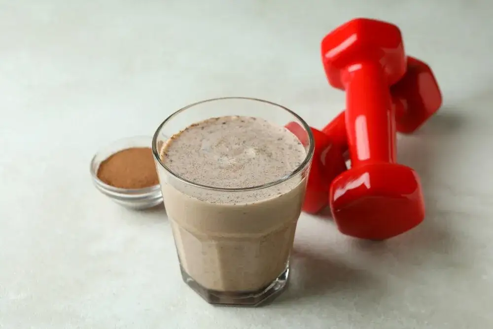 Ile kalorii ma shake proteinowy? Zaskakujące różnice w kaloryczności