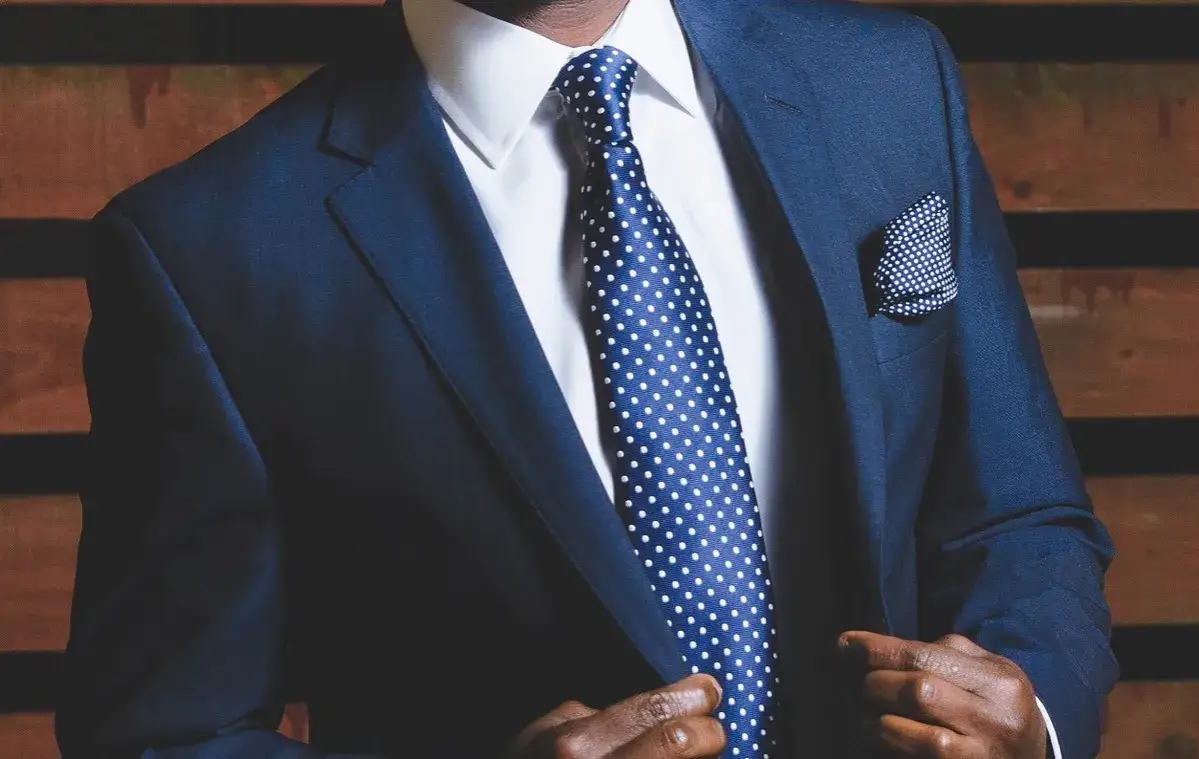 Jaki krawat do granatowego garnituru i białej koszuli na wesele, aby wyglądać elegancko?