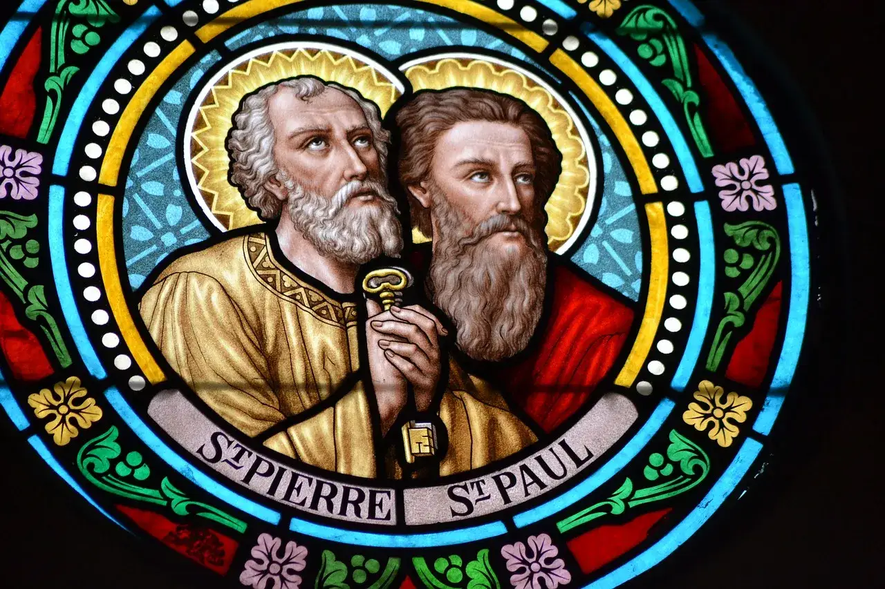Witraż przedstawiający świętych apostołów Piotra i Pawła, symbolizujący uroczystość ich świętych. Piotr trzyma klucz.