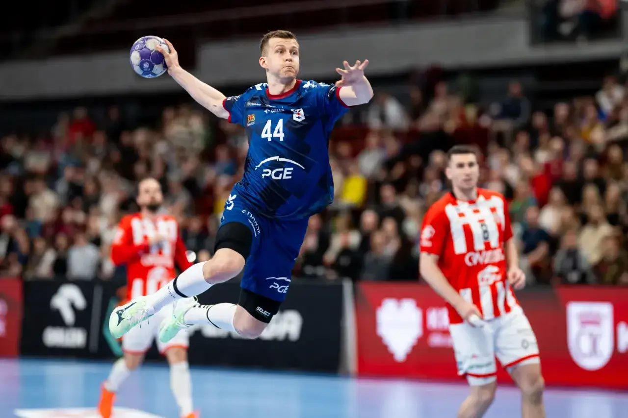 Piłkarz ręczny w skoku, z piłką w dłoni, podczas jednego z emocjonujących gwardia opole mecze.