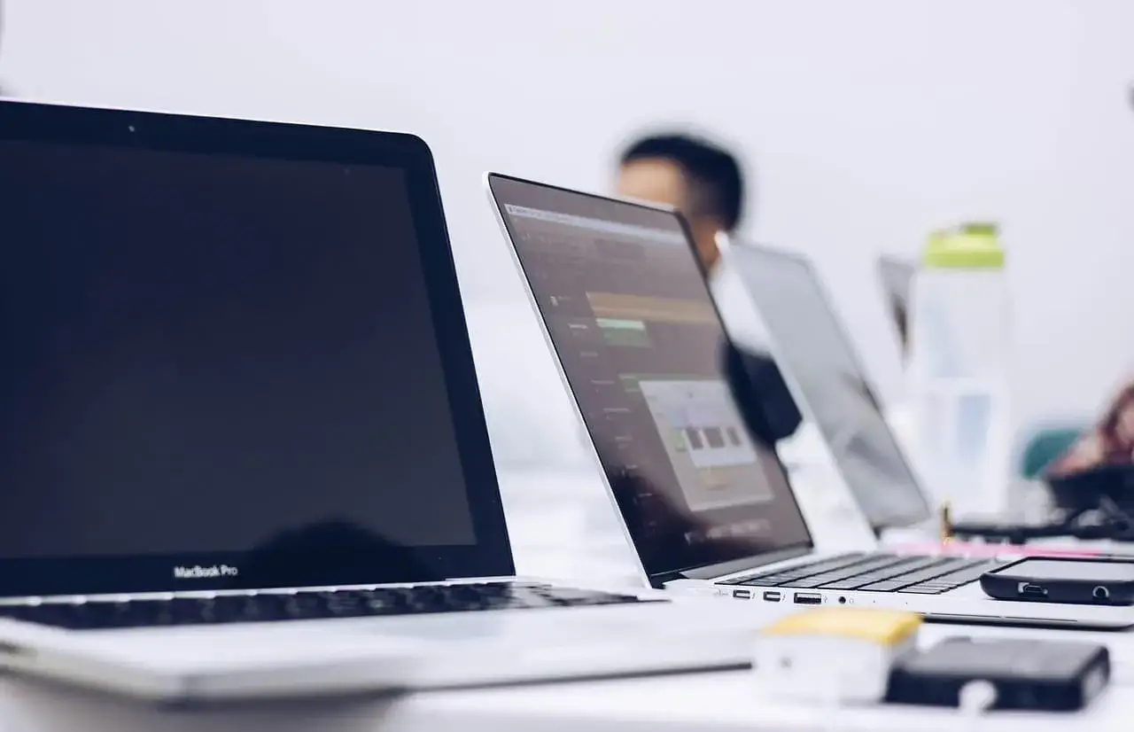 Laptopy na stole, smartfon i akcesoria. Cyfrowa przyszłość pracy, co zamiast świadectwa pracy?