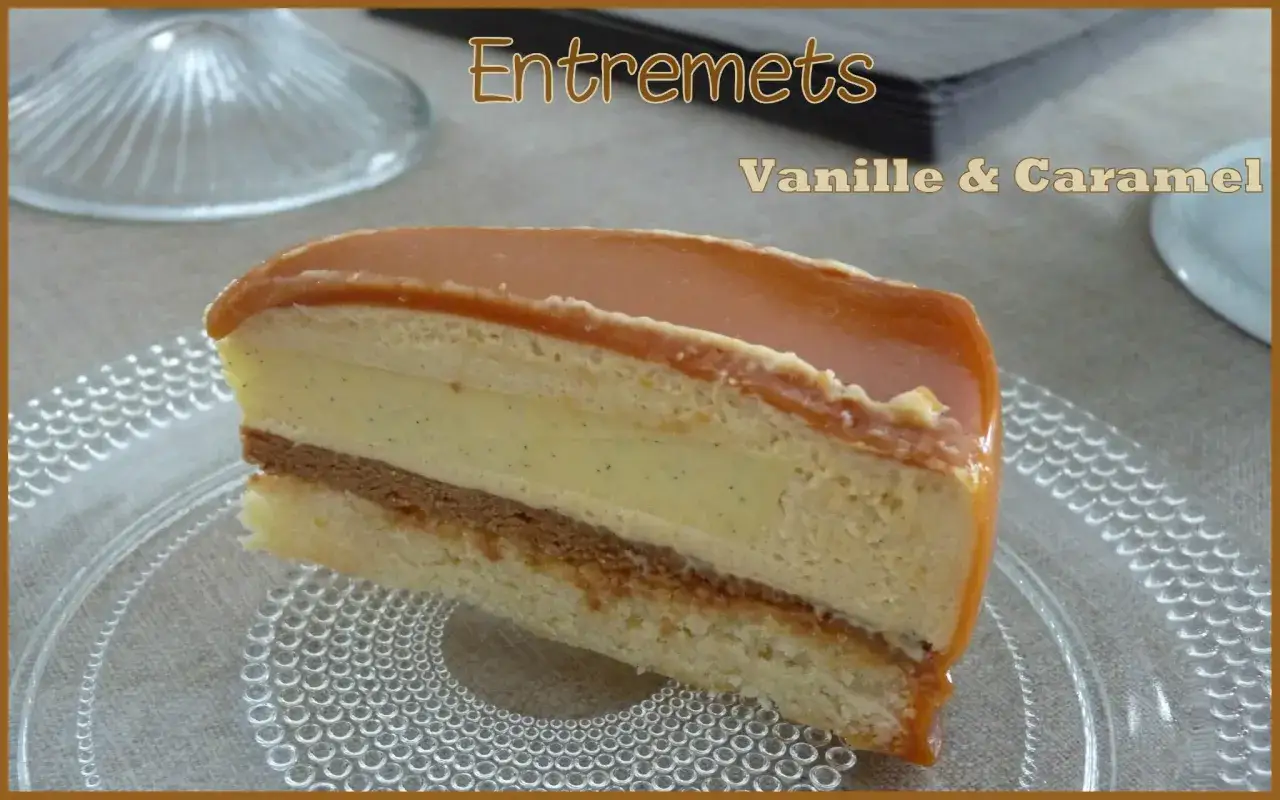 Tranche d'entremets vanille & caramel, un délice facile à réaliser.