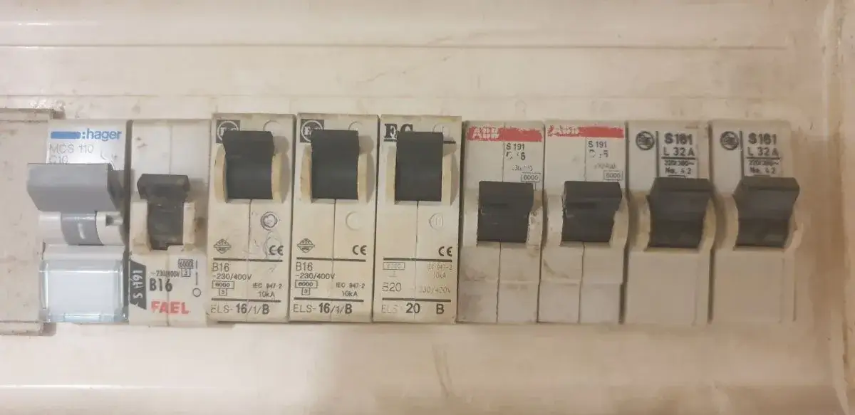 Jaki bezpiecznik do indukcji? Wybierz bezpiecznie i z głową!