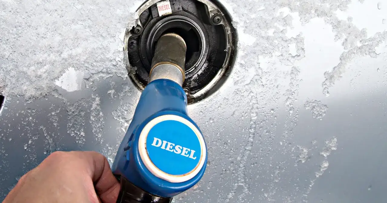 Nalewanie paliwa diesel do samochodu w mroźny dzień.