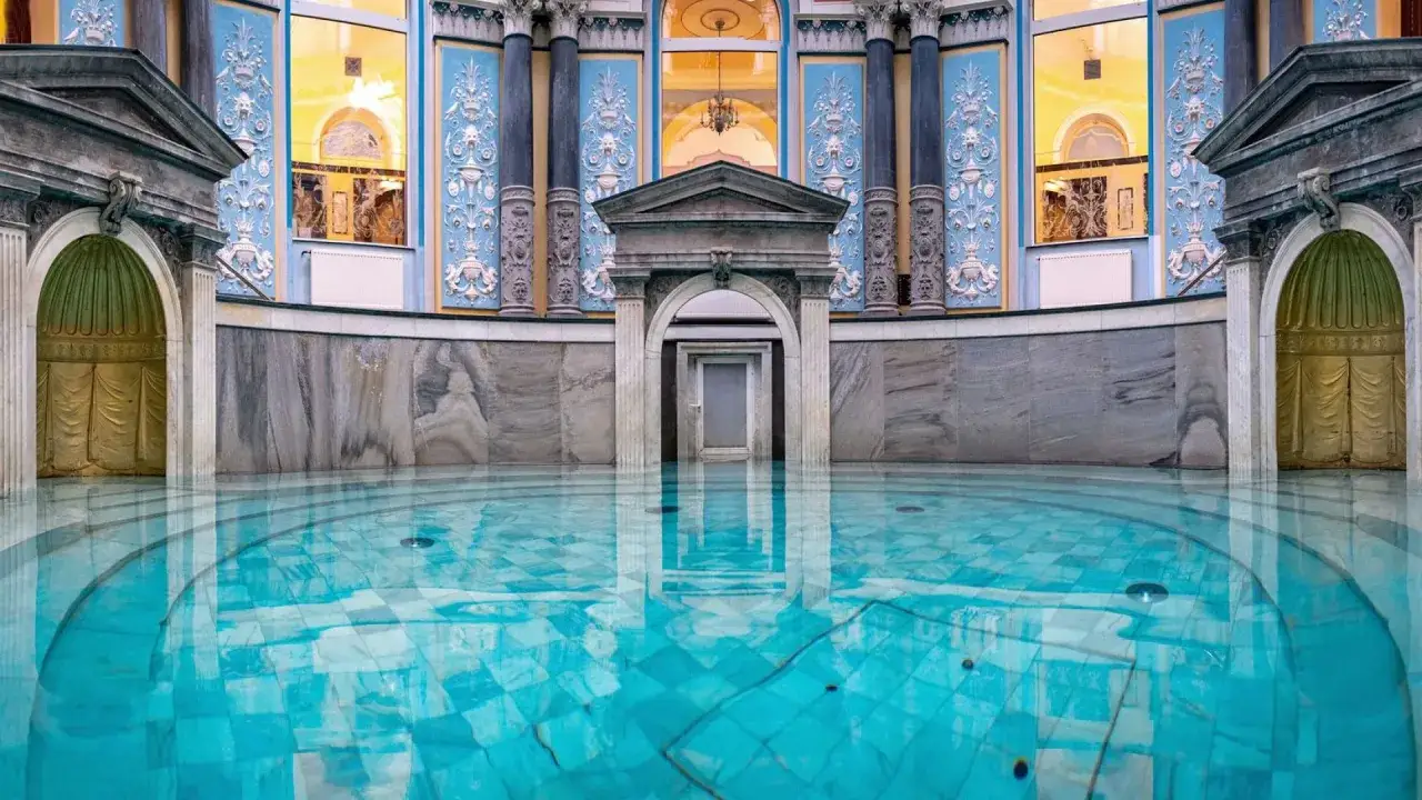 Wnętrze basenu w sanatorium Długopole-Zdrój. Sprawdź sanatorium Długopole-Zdrój cennik i zarezerwuj pobyt.