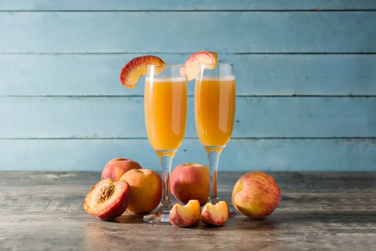 Drinki z likierem brzoskwiniowym: Przepisy, triki i hity imprez!