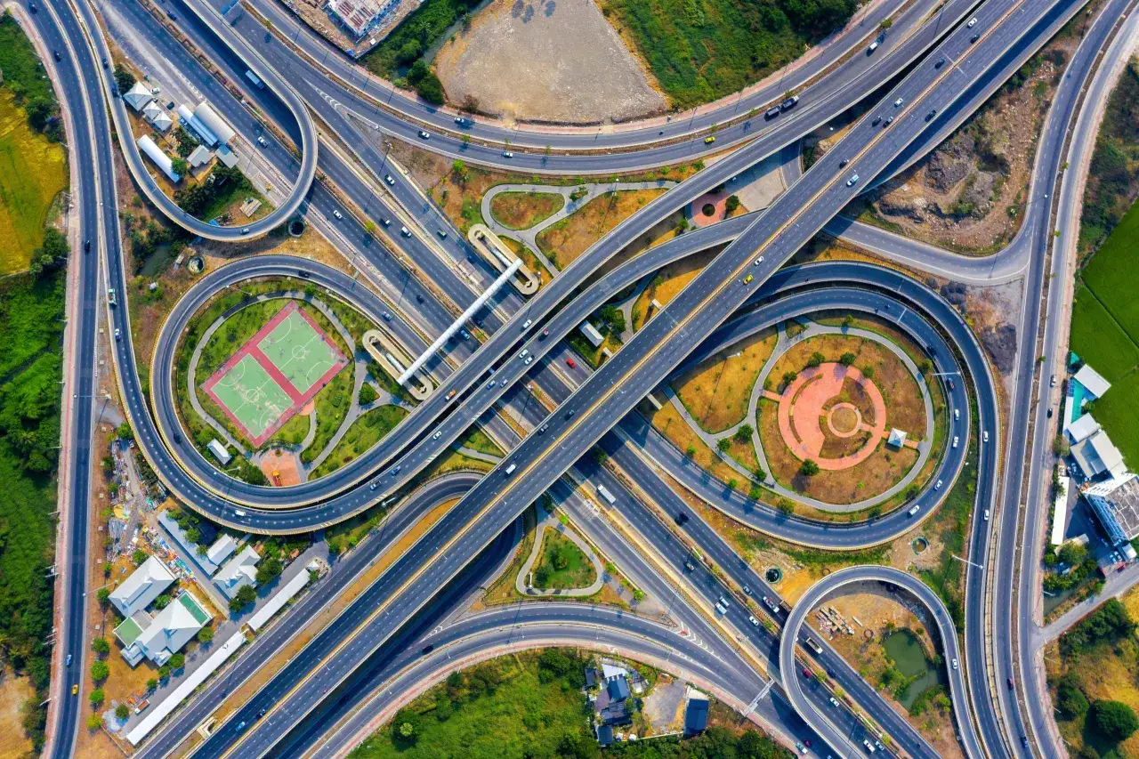 Autostrada vs ekspresówka: Co je dzieli? Prędkość, opłaty, znaki
