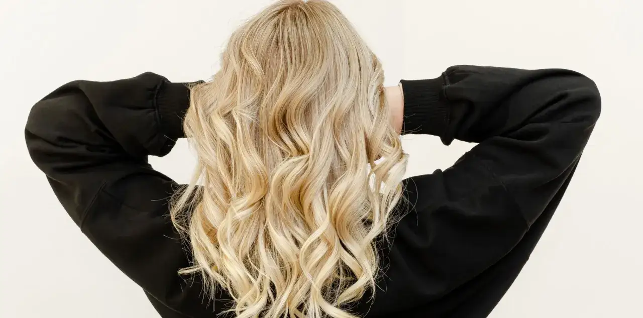 Blond włosy, zadbane dzięki lanolinie, lśnią i są miękkie.