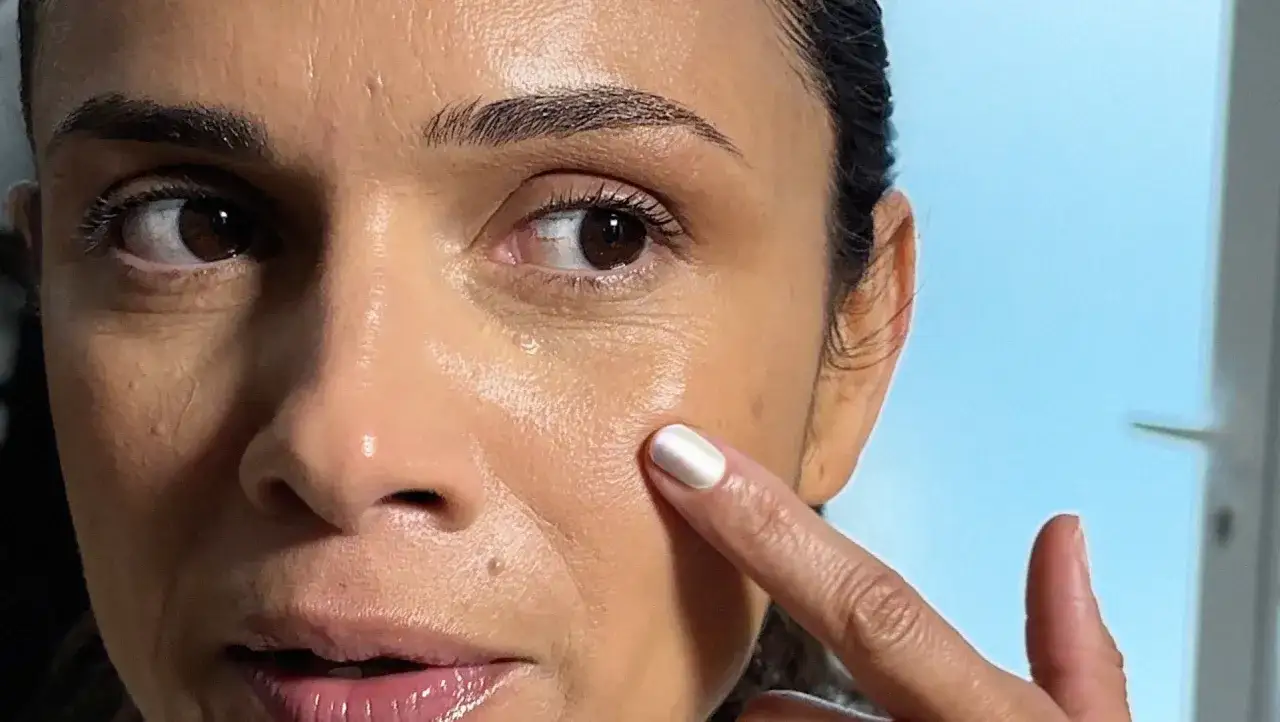 Demostración de cómo maquillar los ojos a partir de los 50 años, resaltando la mirada con técnicas sencillas.