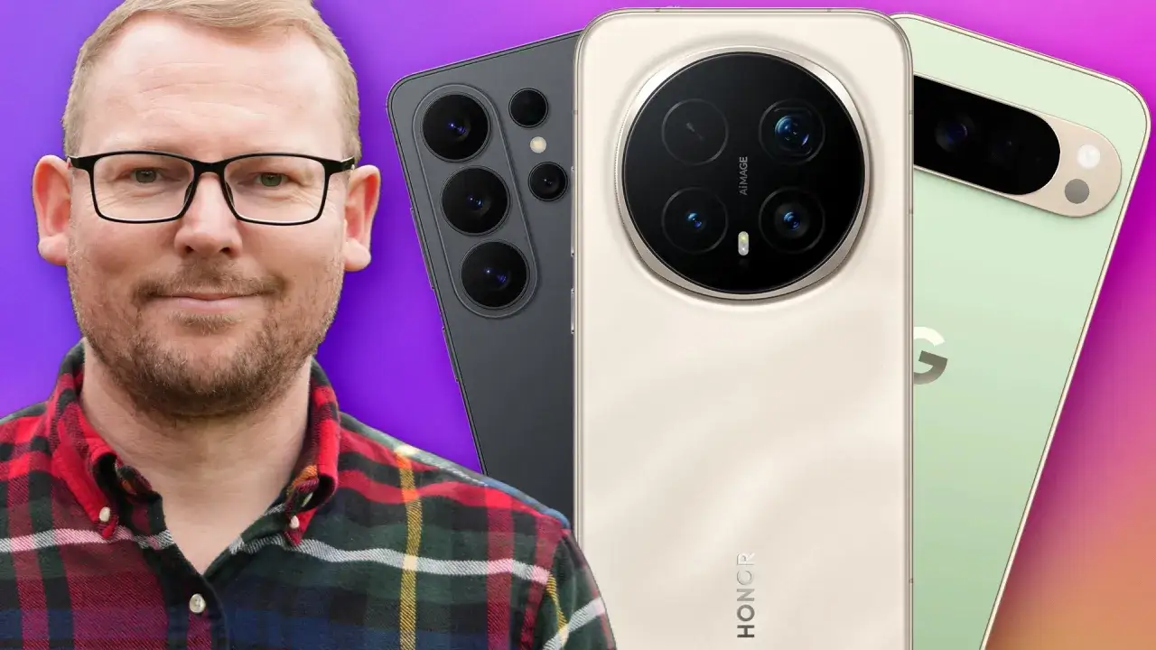 Mann mit Brille und kariertem Hemd vor drei Smartphone-Kameras.