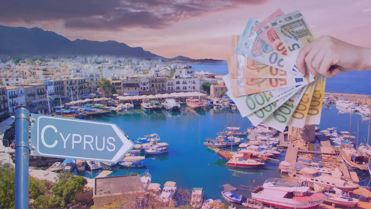 Ręka trzyma banknoty euro na tle portu na Cyprze. Tak, na Cyprze jest euro.