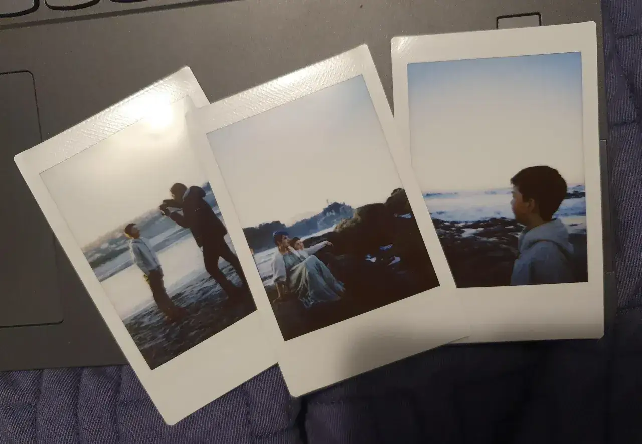 Trzy zdjęcia jak z Instax: chłopiec na plaży, para na skałach i chłopiec patrzący na morze.