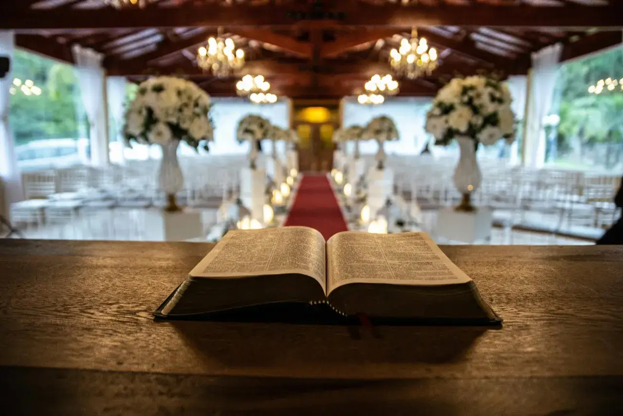 Rodzaje ksiąg biblijnych: Stary i Nowy Testament przewodnik