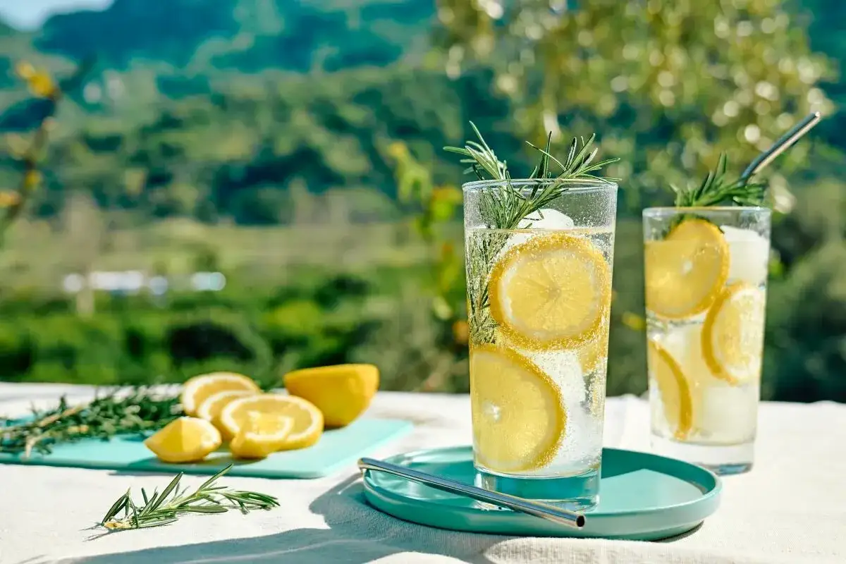 Proste i orzeźwiające drinki z Fantą, które zachwycą gości