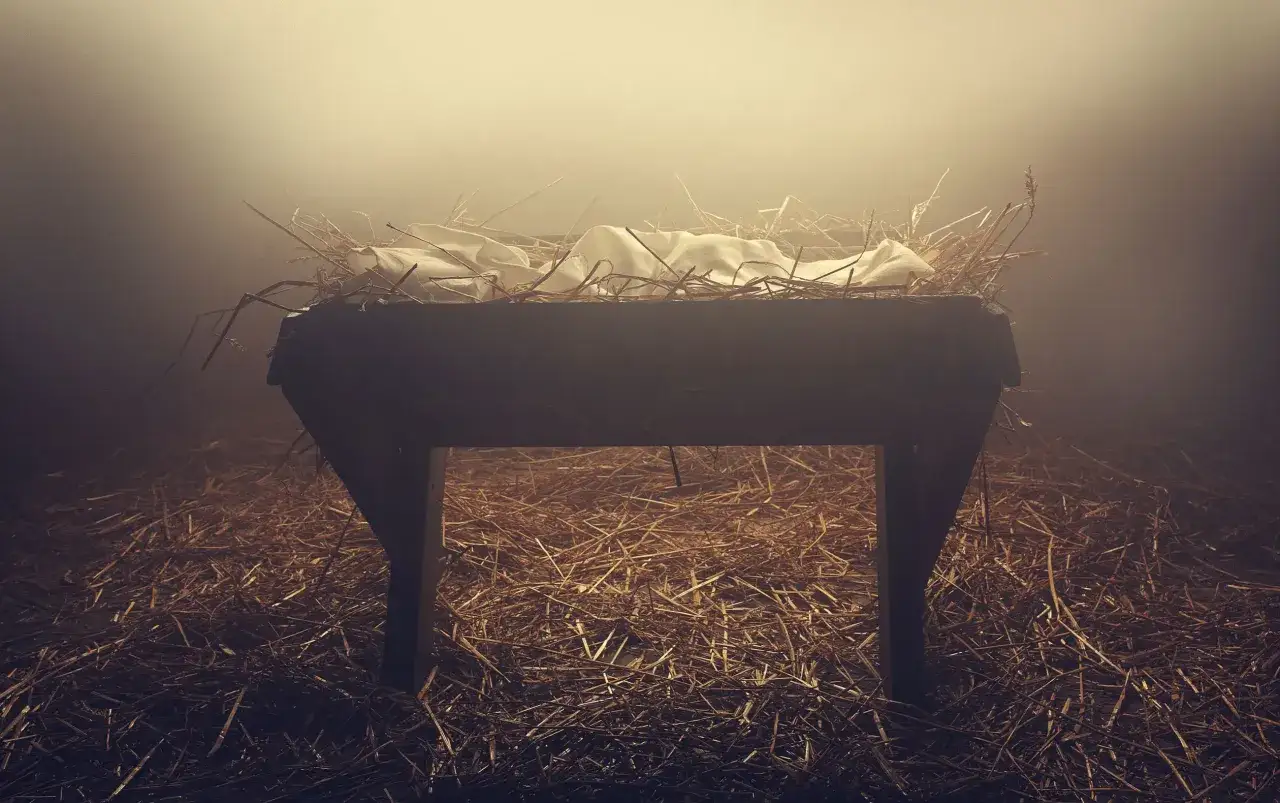 Pusta żłób, symbol początku, gdzie na początku było słowo. Siano i białe płótno w mglistym świetle.