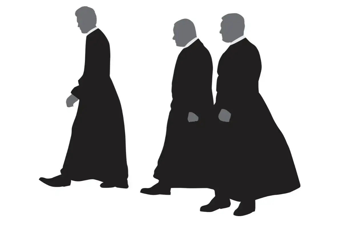 Trzech mężczyzn w czarnych, długich szatach, przypominających stroje duchownych. Kim jest kanonik? To godność kościelna, często związana z katedrą.