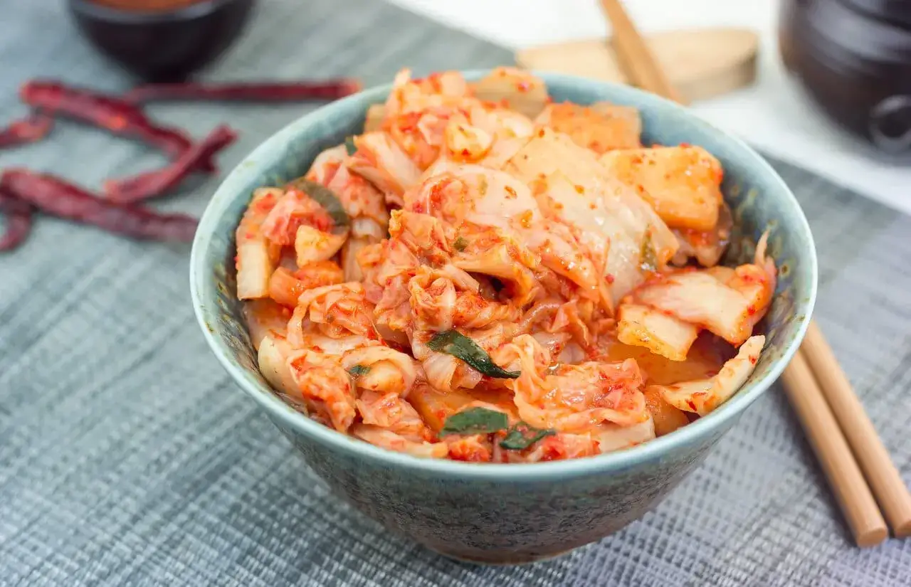 Jak zrobić kimchi w domu? Odkryj sekrety smaku i zdrowia!