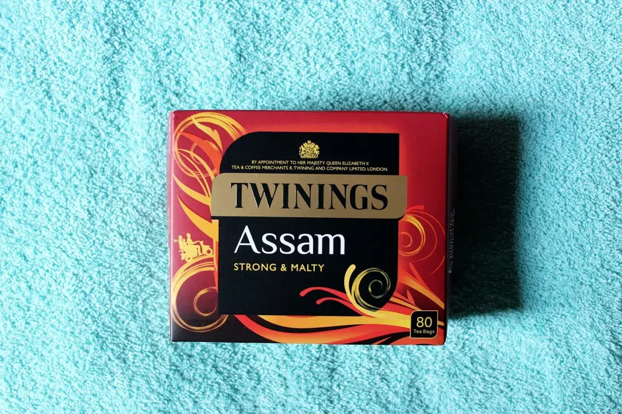 Pudełko herbaty Twinings Assam, idealne, co przywieźć z Anglii do Polski. Mocna i słodowa.
